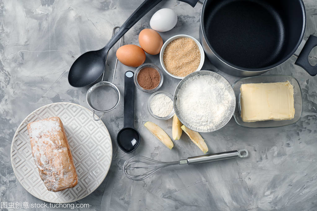 一套厨房用具与产品在灰色背景。烹饪大师班